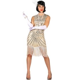 Frau in einem weißen, goldverzierten 20er Jahre Charleston Kleid mit Fransen, weißen langen Handschuhen und Perlenkette, steht mit einer Hand an der Hüfte.