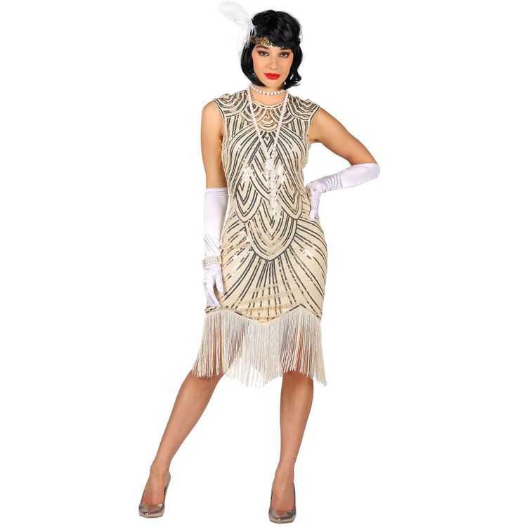 Frau in einem weißen, goldverzierten 20er Jahre Charleston Kleid mit Fransen, weißen langen Handschuhen und Perlenkette, steht mit einer Hand an der Hüfte.