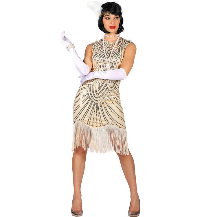 Charleston Kostüm 20er Jahre Kleid Lotte Weiß Gold für Damen Frau in einem weißen, goldverzierten 20er Jahre Charleston Kleid mit Fransen, weißen langen Handschuhen und Perlenkette, steht mit einer Hand an der Hüfte.