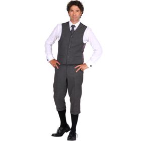 Ein Mann trägt ein komplettes Kostüm im 20er-Jahre-Stil mit grauer Weste, Knickerbockerhose, weißem Hemd, schwarzer Krawatte und schwarzen Schuhen.