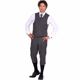 20er Jahre Kostüm Hans Deluxe Knickerbocker & Weste Grau für Herren Gr. 50-58 Charleston Fasching Karneval Mottoparty Ein Mann trägt ein komplettes Kostüm im 20er-Jahre-Stil mit grauer Weste, Knickerbockerhose, weißem Hemd, schwarzer Krawatte und schwarzen Schuhen.