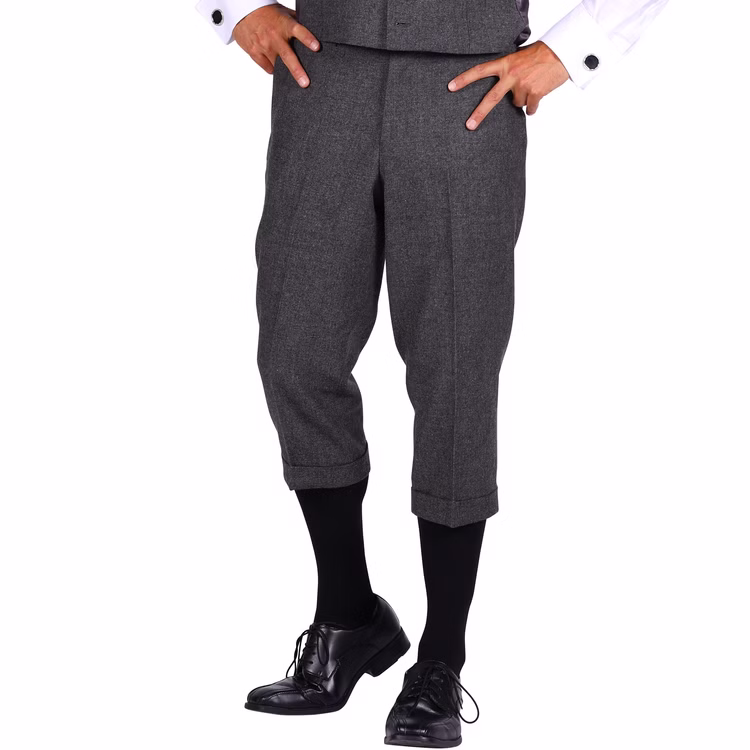 20er Jahre Kostüm Hans Deluxe Knickerbocker & Weste Grau für Herren Gr. 50-58 Charleston Fasching Karneval Mottoparty Nahaufnahme der grauen Knickerbockerhose, kombiniert mit schwarzen Strümpfen und schwarzen Schnürschuhen.