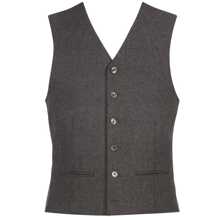 Ein Mann trägt ein komplettes Kostüm im 20er-Jahre-Stil mit grauer Weste, Knickerbockerhose, weißem Hemd, schwarzer Krawatte und schwarzen Schuhen.