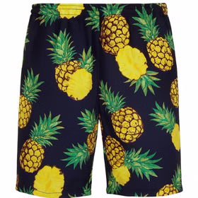 Hawaii Shorts mit Ananas-Motiv kurze Hosen Urlaubs-Outfit für Herren Gr. M-XXL Kostüm-Zubehör Beachparty Strandurlaub Fasching Karneval Mottoparty Schwarze Shorts mit auffälligem gelbem Ananasmuster und grünem Blattwerk in Großaufnahme, ohne Model gezeigt.