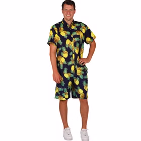 Ein Mann steht lächelnd in einem sommerlichen Set aus Ananas-Hemd und kurzer Hose in Schwarz mit gelbem Ananasmuster.