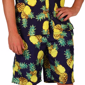 Nahaufnahme der kurzen Ananas-Hose in Schwarz mit gelbem und grünem Ananasmuster, kombiniert mit dem passenden Hemd.