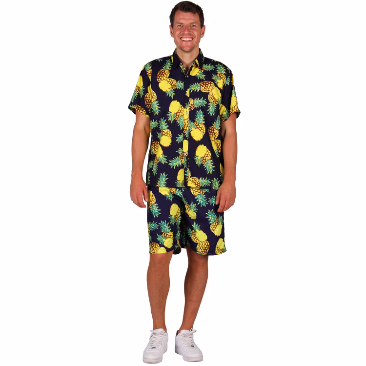 Hawaii Kostüm Ananas-Print Hemd & Shorts Sommer-Outfit für Herren Gr. M-XXL Beachparty Strandurlaub Sommer-Outfit Sommer-Mode Fasching Karneval Mottoparty Ein Mann trägt ein sommerliches Outfit mit kurzer Ananas-Hose und passendem Hemd in Schwarz mit gelbem Ananasmuster.