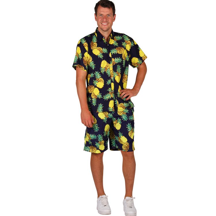 Ein Mann trägt ein sommerliches Outfit mit kurzer Ananas-Hose und passendem Hemd in Schwarz mit gelbem Ananasmuster.