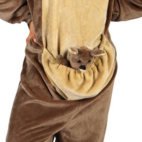 Zwei Erwachsene tragen ein braunes Känguru Kostüm mit Kapuze und Beutel, in dem jeweils ein kleines Plüschbaby-Känguru sitzt.