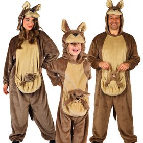 Zwei Erwachsene tragen ein braunes Känguru Kostüm mit Kapuze und Beutel, in dem jeweils ein kleines Plüschbaby-Känguru sitzt.