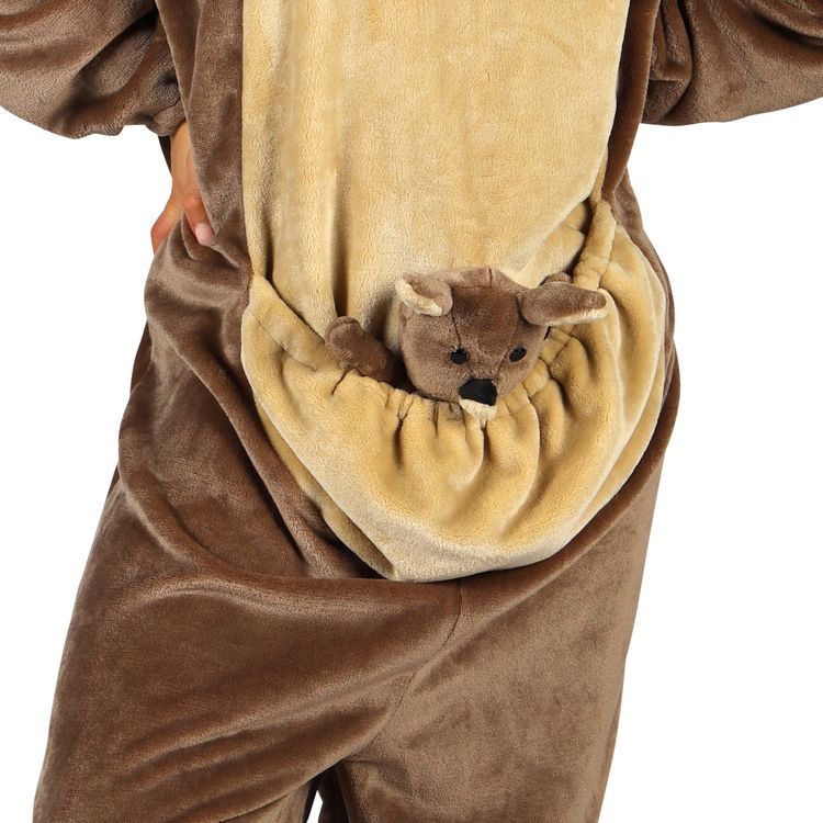 Zwei Erwachsene tragen ein braunes Känguru Kostüm mit Kapuze und Beutel, in dem jeweils ein kleines Plüschbaby-Känguru sitzt.