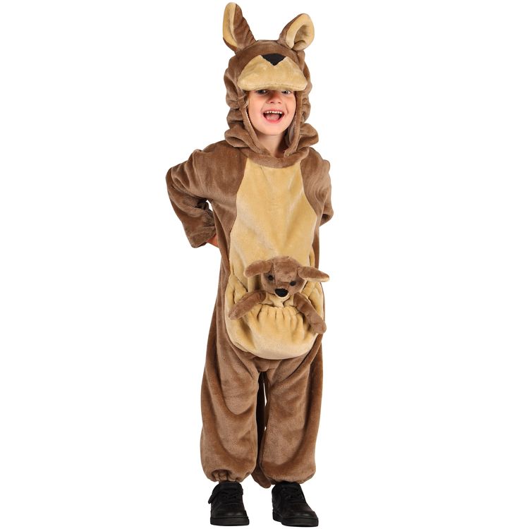 Kind in Känguru-Kostüm mit Kapuze und aufgenähtem Beutel, lächelnd in die Kamera.