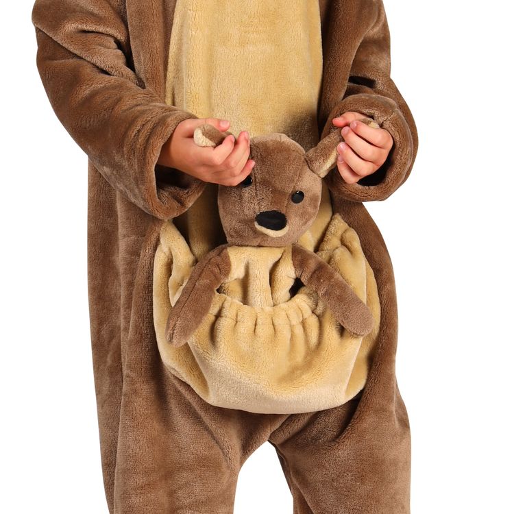 Kind in Känguru-Kostüm mit Kapuze und aufgenähtem Beutel, lächelnd in die Kamera.