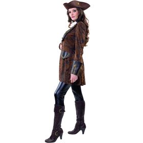 Frau in Piratenmantel von vorn mit braunem Hut und Säbel in der Hand.