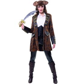 Frau in Piratenmantel von vorn mit braunem Hut und Säbel in der Hand.