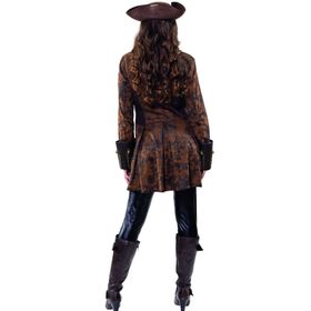 Frau in Piratenmantel von vorn mit braunem Hut und Säbel in der Hand.