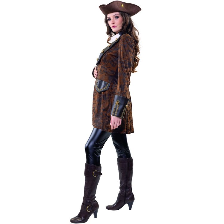 Frau in Piratenmantel von vorn mit braunem Hut und Säbel in der Hand.