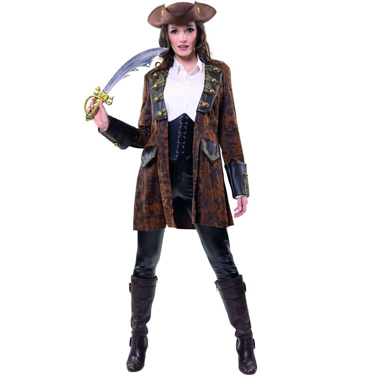 Frau in Piratenmantel von vorn mit braunem Hut und Säbel in der Hand.