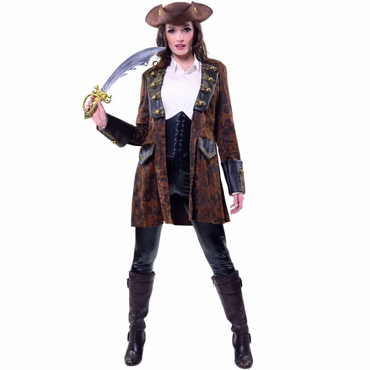 Piraten Kostüm Edler Piratenmantel Noblesse Braun für Damen Gr. 38-48 Piraten-Jacke Kostüm-Zubehör Fasching Karneval Mottoparty Paarkostüm Frau in Piratenmantel von vorn mit braunem Hut und Säbel in der Hand.