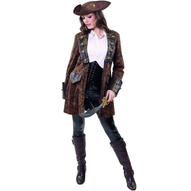 Frau in Piratenmantel von vorn mit braunem Hut und Säbel in der Hand.
