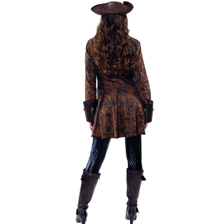 Frau in Piratenmantel von vorn mit braunem Hut und Säbel in der Hand.
