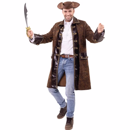 Piraten Kostüm William Edler Piratenmantel Noblesse Braun für Herren Gr. 50-56 Kostüm-Zubehör Fasching Karneval LARP Cosplay Paarkostüm Ein Mann trägt einen braunen Piratenmantel mit goldenen Knöpfen und hebt lächelnd einen Säbel in der Hand.