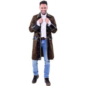 Ein Mann trägt einen braunen Piratenmantel mit goldenen Knöpfen und hebt lächelnd einen Säbel in der Hand.