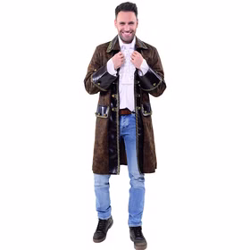 Piraten Kostüm William Edler Piratenmantel Noblesse Braun für Herren Gr. 50-56 Kostüm-Zubehör Fasching Karneval LARP Cosplay Paarkostüm Ein Mann trägt einen braunen Piratenmantel und hält den Kragen, während er in die Kamera lächelt.
