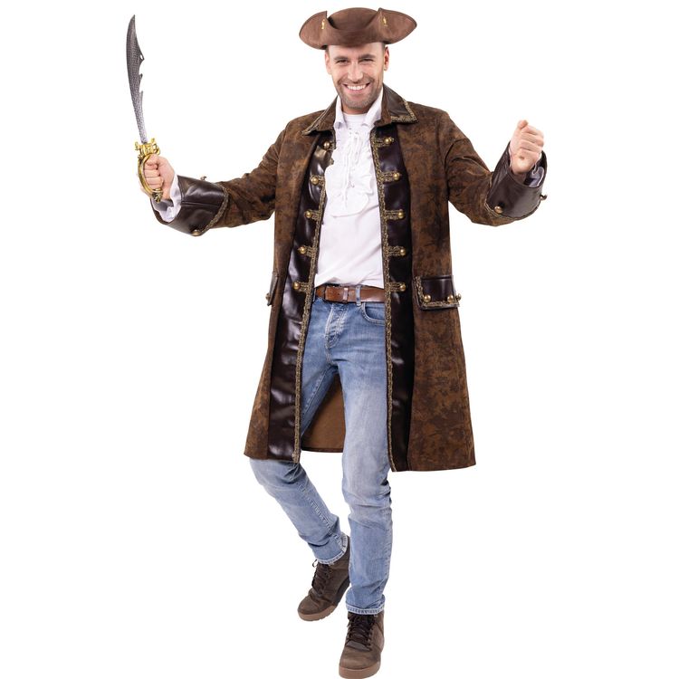 Ein Mann trägt einen braunen Piratenmantel mit goldenen Knöpfen und hebt lächelnd einen Säbel in der Hand.