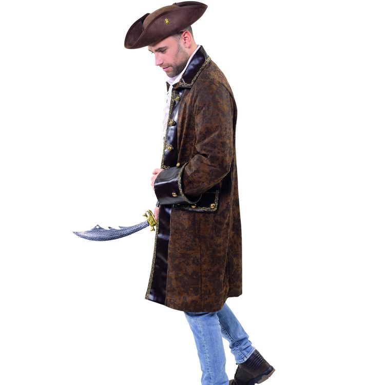 Ein Mann trägt einen braunen Piratenmantel mit goldenen Knöpfen und hebt lächelnd einen Säbel in der Hand.