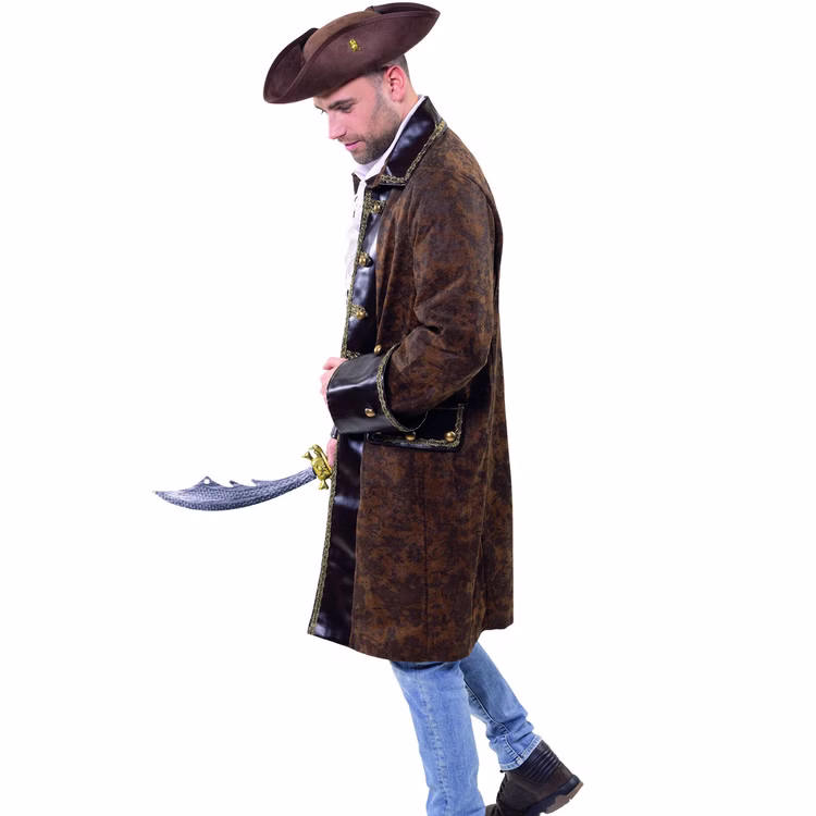 Piraten Kostüm William Edler Piratenmantel Noblesse Braun für Herren Gr. 50-56 Kostüm-Zubehör Fasching Karneval LARP Cosplay Paarkostüm Seitenansicht eines Mannes im langen braunen Piratenmantel mit braunem Dreispitz-Hut und Säbel.