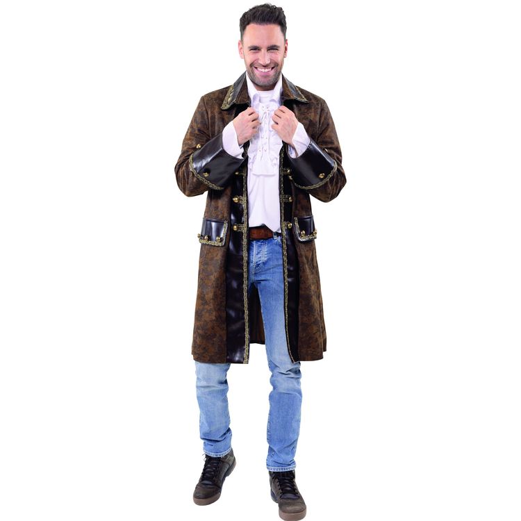 Ein Mann trägt einen braunen Piratenmantel mit goldenen Knöpfen und hebt lächelnd einen Säbel in der Hand.