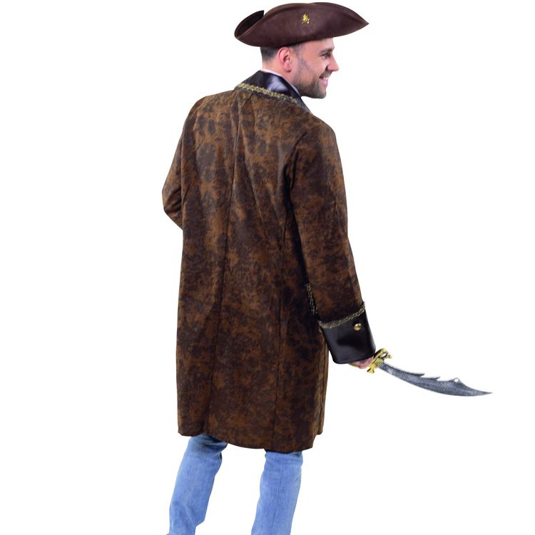 Ein Mann trägt einen braunen Piratenmantel mit goldenen Knöpfen und hebt lächelnd einen Säbel in der Hand.