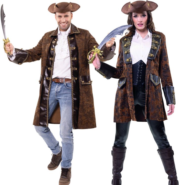 Ein Mann trägt einen braunen Piratenmantel mit goldenen Knöpfen und hebt lächelnd einen Säbel in der Hand.
