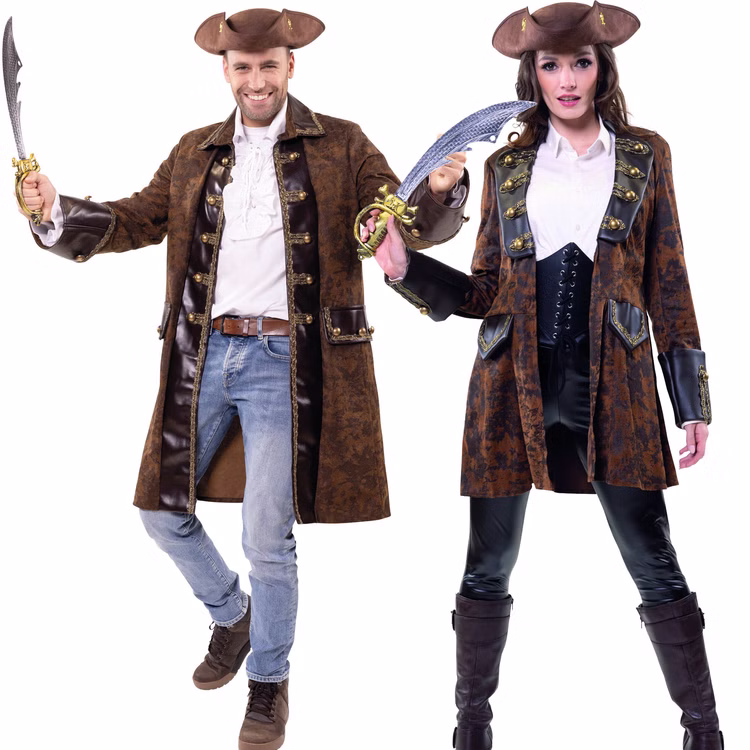 Piraten Kostüm William Edler Piratenmantel Noblesse Braun für Herren Gr. 50-56 Kostüm-Zubehör Fasching Karneval LARP Cosplay Paarkostüm Ein Mann und eine Frau in passenden braunen Piratenmänteln stehen nebeneinander und präsentieren ihre Kostüme mit Säbeln.
