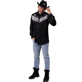 Mann mit schwarzem Cowboyhemd, hellblauer Jeans und schwarzem Cowboyhut, lächelt und tippt mit der Hand an den Hut.
