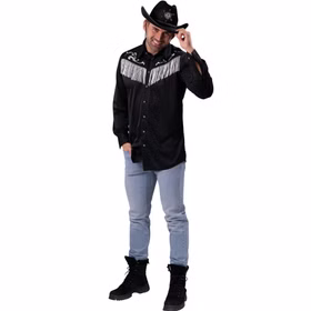 Mann mit schwarzem Cowboyhemd, hellblauer Jeans und schwarzem Cowboyhut, lächelt und tippt mit der Hand an den Hut.