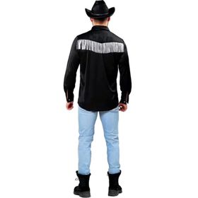 Mann mit schwarzem Cowboyhemd, hellblauer Jeans und schwarzem Cowboyhut, lächelt und tippt mit der Hand an den Hut.