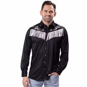 Mann trägt schwarzes Cowboyhemd mit weißen Fransen und Ornamenten, dazu eine Jeans, frontal aufgenommen.