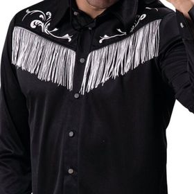 Mann mit schwarzem Cowboyhemd, hellblauer Jeans und schwarzem Cowboyhut, lächelt und tippt mit der Hand an den Hut.
