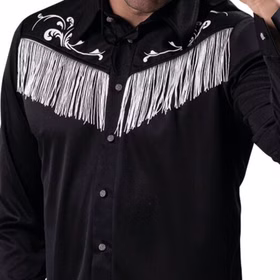 Detailaufnahme des schwarzen Cowboyhemdes mit weißen Fransen und silbernen Knöpfen.
