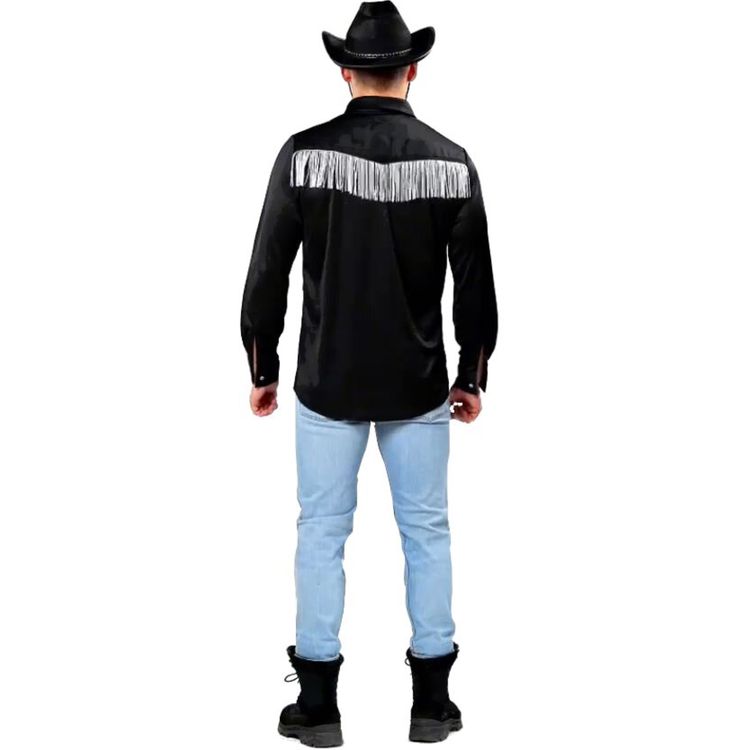 Mann mit schwarzem Cowboyhemd, hellblauer Jeans und schwarzem Cowboyhut, lächelt und tippt mit der Hand an den Hut.