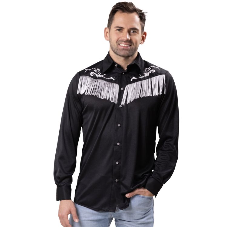 Mann mit schwarzem Cowboyhemd, hellblauer Jeans und schwarzem Cowboyhut, lächelt und tippt mit der Hand an den Hut.