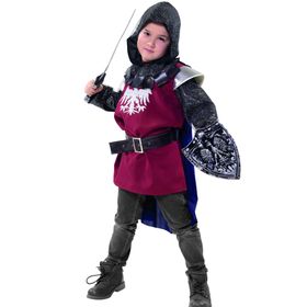 Ein Kind im Ritterkostüm Lancelot mit Schwert und Schild in kämpferischer Pose.