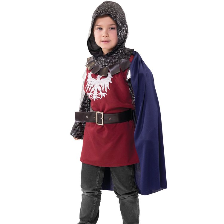 Ein Kind im Ritterkostüm Lancelot mit Schwert und Schild in kämpferischer Pose.