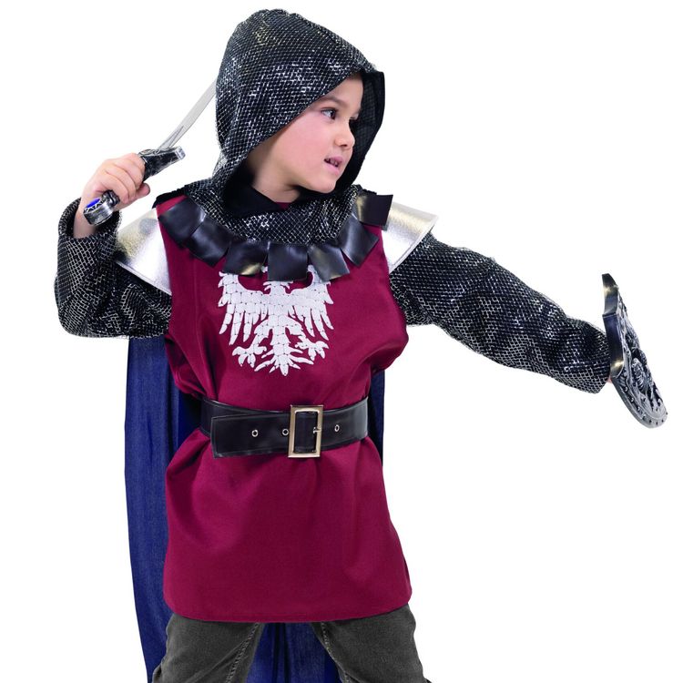 Ein Kind im Ritterkostüm Lancelot mit Schwert und Schild in kämpferischer Pose.