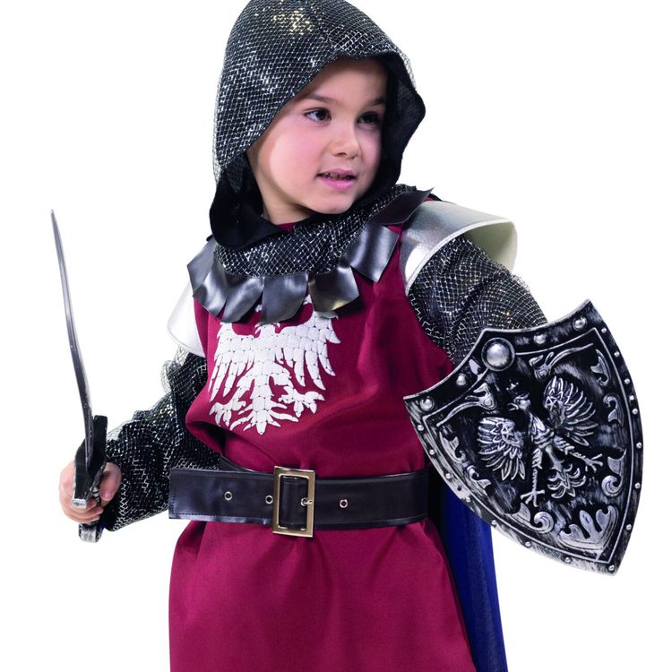 Ein Kind im Ritterkostüm Lancelot mit Schwert und Schild in kämpferischer Pose.