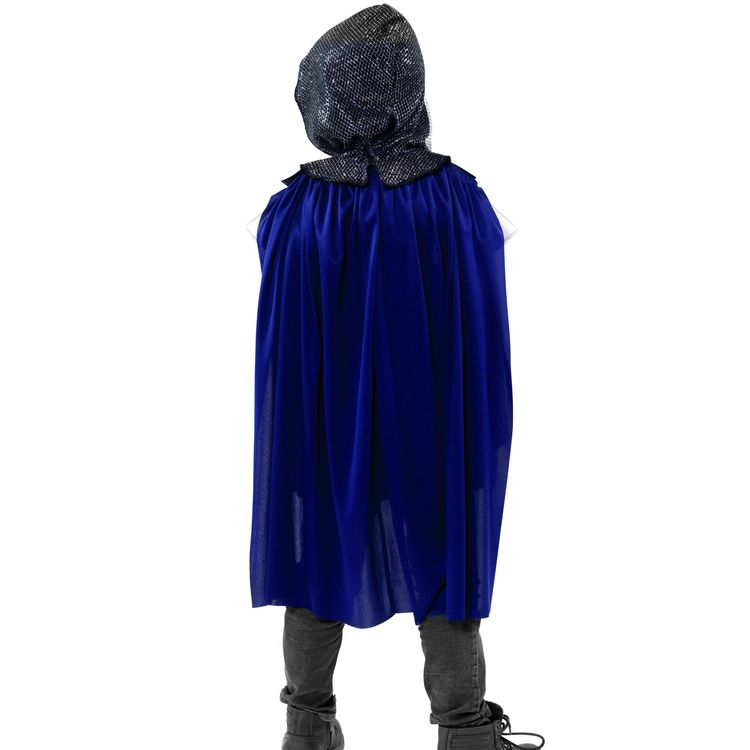 Ein Kind im Ritterkostüm Lancelot mit Schwert und Schild in kämpferischer Pose.