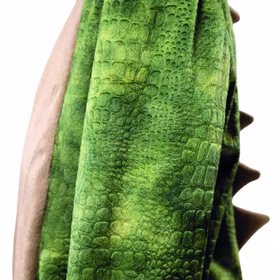 Dino Kostüm Grüner Dinosaurier Bronto für Kinder Gr. 104-128 Tierkostüm Brontosaurier Fasching Karneval Kindergeburtstag Mottoparty Nahaufnahme des grünen Stoffes mit Schuppenmuster und beigem Bauch-Einsatz von der Seite.