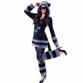 Frau im Waschbär Kostüm springt fröhlich in Tunika, Maske und Fellstulpen.